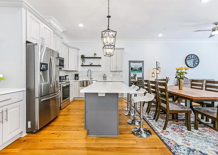 Stunning 4BR-5BR near Frnch Quarter Luxury Homes by Hosteeva